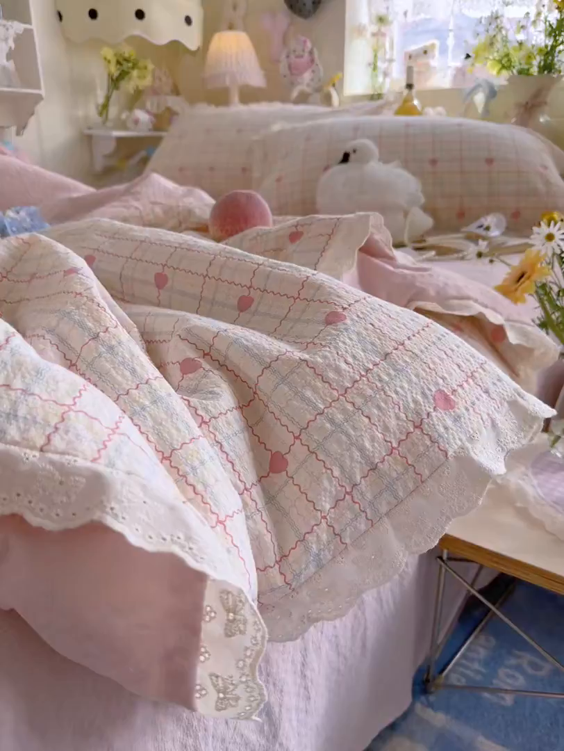 91家纺网 家纺一手货源 找家纺 贝扬思家纺 2026新款泡芙纱全棉蕾丝花边夏被-花笺系列（甜系花边撞入梦境，软乎乎的质感，治愈所有疲惫） 花笺-格格心
