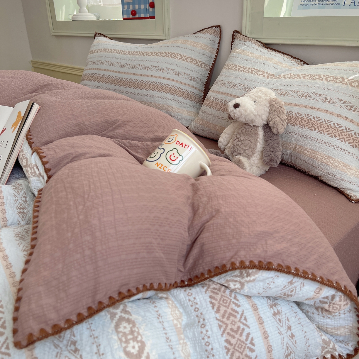 91家纺网 家纺一手货源 找家纺 凯洛奇 2026春夏新款A类高品质泡芙纱贝壳边四件套 雾野梦境