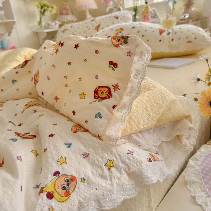 91家纺网 家纺一手货源 找家纺 贝扬思家纺 2026新款泡芙纱全棉蕾丝花边夏被-花笺系列（甜系花边撞入梦境，软乎乎的质感，治愈所有疲惫） 花笺-旧街星星