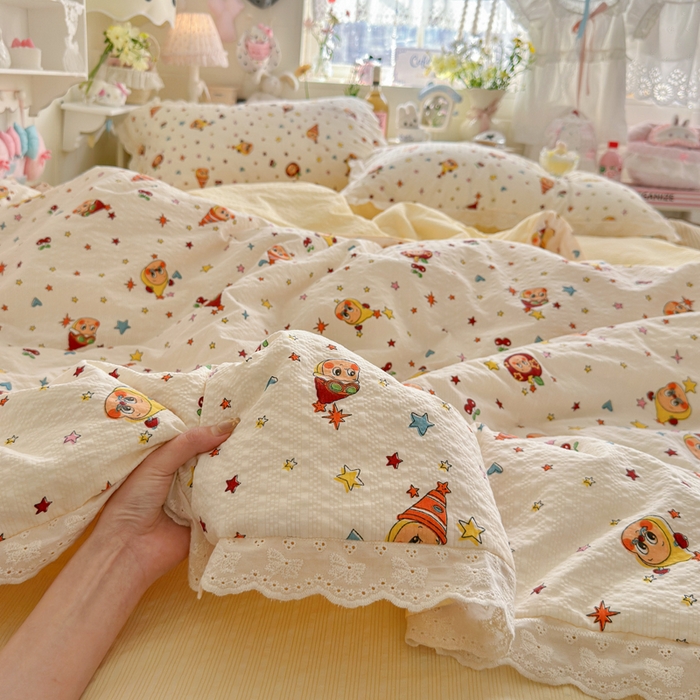 91家纺网 家纺一手货源 找家纺 贝扬思家纺 2026新款泡芙纱全棉蕾丝花边夏被-花笺系列（甜系花边撞入梦境，软乎乎的质感，治愈所有疲惫） 花笺-旧街星星