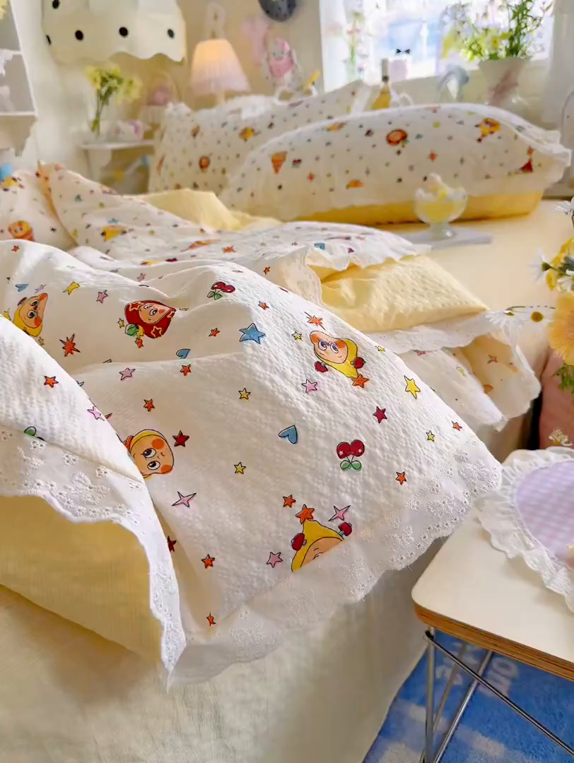 91家纺网 家纺一手货源 找家纺 贝扬思家纺 2026新款泡芙纱全棉蕾丝花边夏被-花笺系列（甜系花边撞入梦境，软乎乎的质感，治愈所有疲惫） 花笺-旧街星星