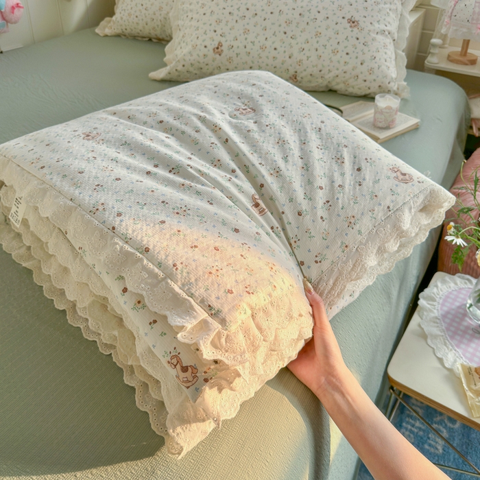 91家纺网 家纺一手货源 找家纺 贝扬思家纺 2026新款泡芙纱全棉蕾丝花边夏被-花笺系列（甜系花边撞入梦境，软乎乎的质感，治愈所有疲惫） 花笺-木马小花团