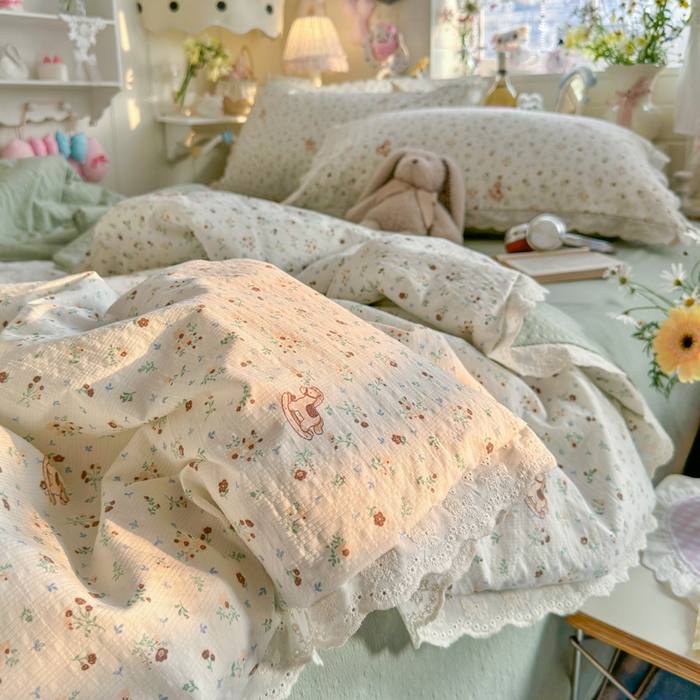 91家纺网 家纺一手货源 找家纺 贝扬思家纺 2026新款泡芙纱全棉蕾丝花边夏被-花笺系列（甜系花边撞入梦境，软乎乎的质感，治愈所有疲惫） 花笺-木马小花团