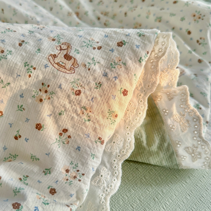 91家纺网 家纺一手货源 找家纺 贝扬思家纺 2026新款泡芙纱全棉蕾丝花边夏被-花笺系列（甜系花边撞入梦境，软乎乎的质感，治愈所有疲惫） 花笺-木马小花团