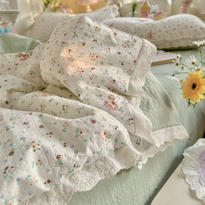 91家纺网 家纺一手货源 找家纺 贝扬思家纺 2026新款泡芙纱全棉蕾丝花边夏被-花笺系列（甜系花边撞入梦境，软乎乎的质感，治愈所有疲惫） 花笺-木马小花团