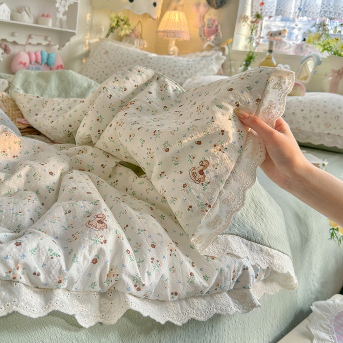 91家纺网 家纺一手货源 找家纺 贝扬思家纺 2026新款泡芙纱全棉蕾丝花边夏被-花笺系列（甜系花边撞入梦境，软乎乎的质感，治愈所有疲惫） 花笺-木马小花团