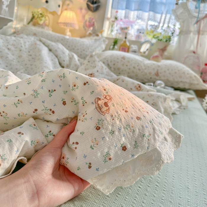 91家纺网 家纺一手货源 找家纺 贝扬思家纺 2026新款泡芙纱全棉蕾丝花边夏被-花笺系列（甜系花边撞入梦境，软乎乎的质感，治愈所有疲惫） 花笺-木马小花团