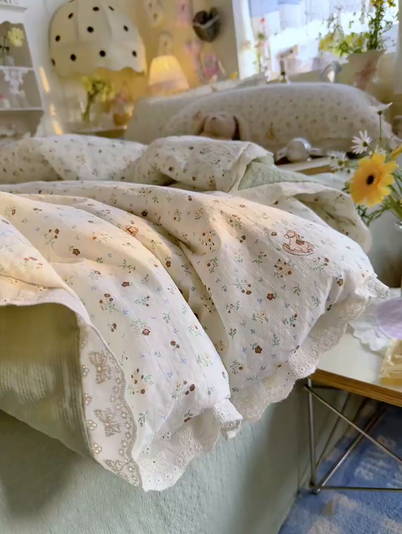 91家纺网 家纺一手货源 找家纺 贝扬思家纺 2026新款泡芙纱全棉蕾丝花边夏被-花笺系列（甜系花边撞入梦境，软乎乎的质感，治愈所有疲惫） 花笺-木马小花团