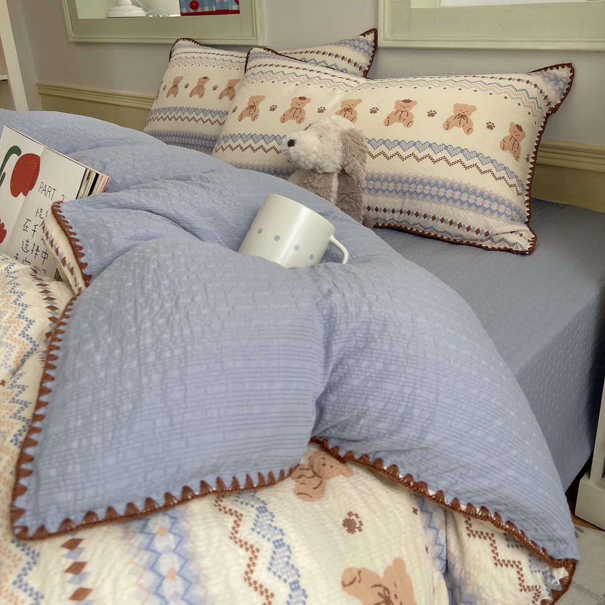 91家纺网 家纺一手货源 找家纺 凯洛奇 2026春夏新款A类高品质泡芙纱贝壳边四件套 小熊部落