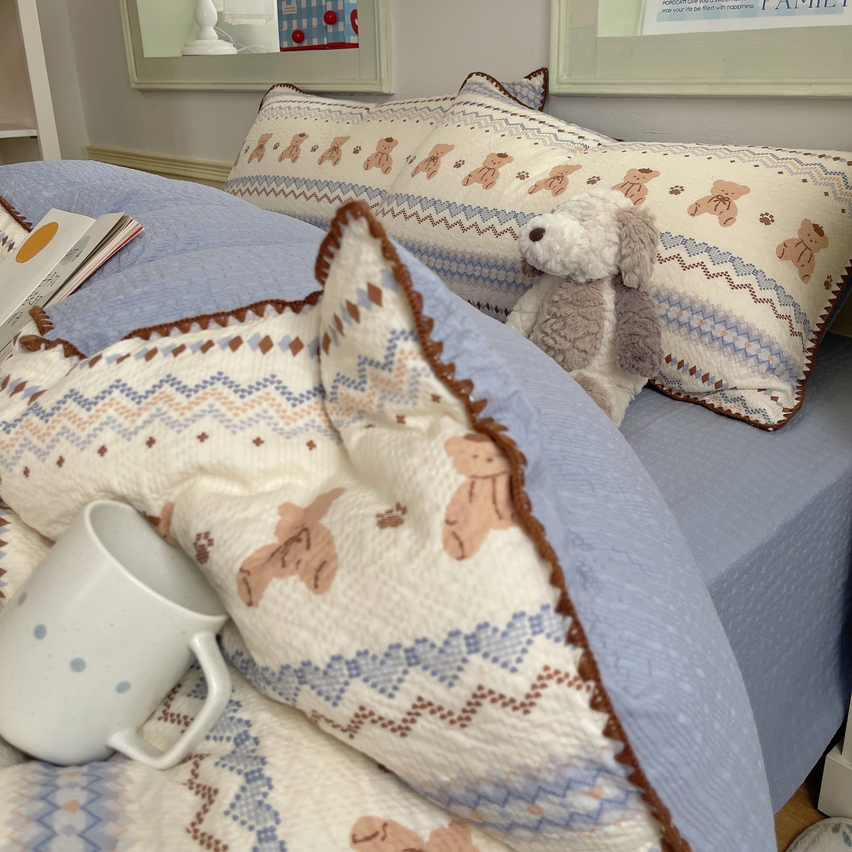 91家纺网 家纺一手货源 找家纺 凯洛奇 2026春夏新款A类高品质泡芙纱贝壳边四件套 小熊部落