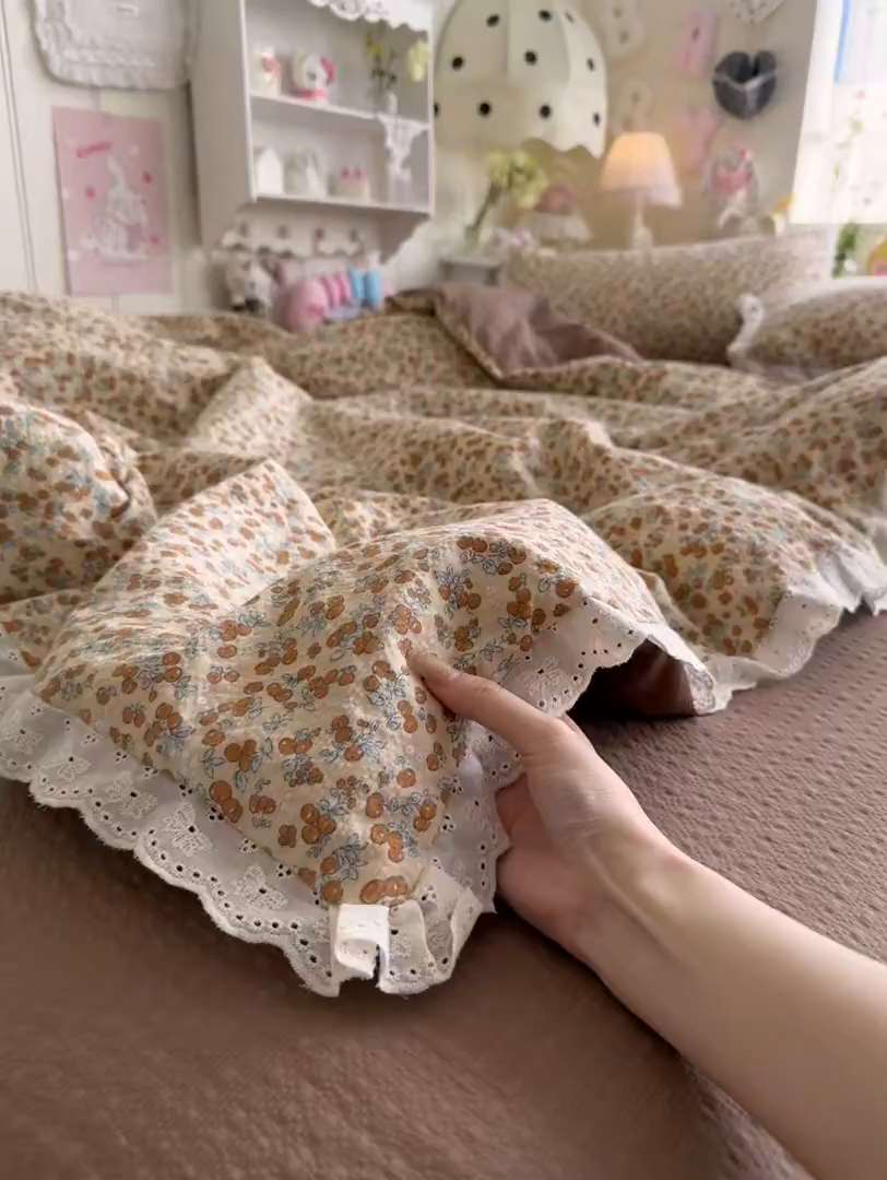 91家纺网 家纺一手货源 找家纺 贝扬思家纺 2026新款泡芙纱全棉蕾丝花边夏被-花笺系列（甜系花边撞入梦境，软乎乎的质感，治愈所有疲惫） 花笺-暖橘枝