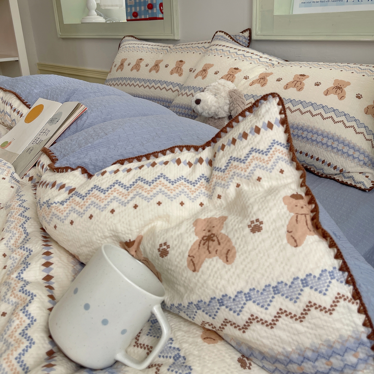 91家纺网 家纺一手货源 找家纺 凯洛奇 2026春夏新款A类高品质泡芙纱贝壳边四件套 小熊部落