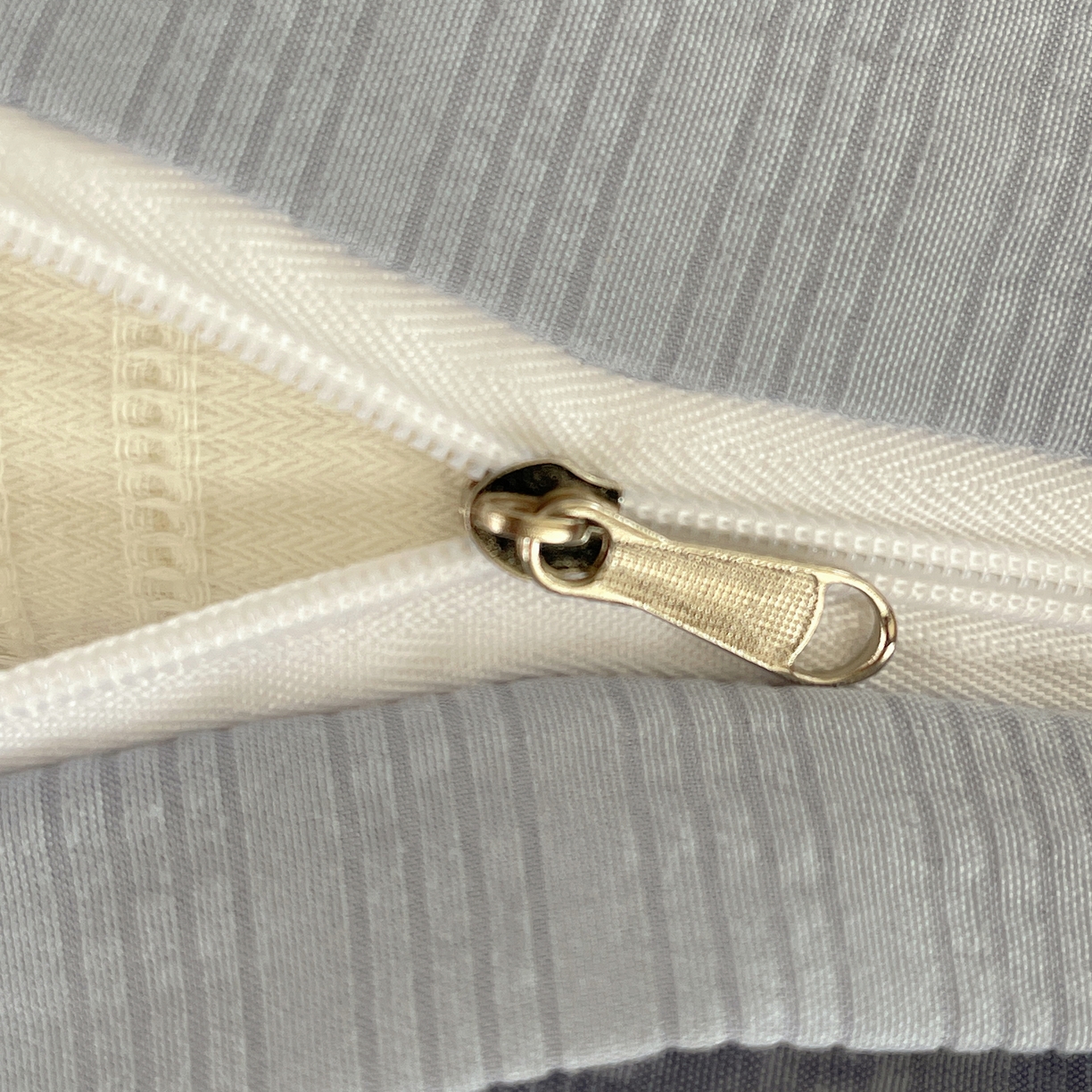 91家纺网 家纺一手货源 找家纺 凯洛奇 2026春夏新款A类高品质泡芙纱贝壳边四件套 小熊部落