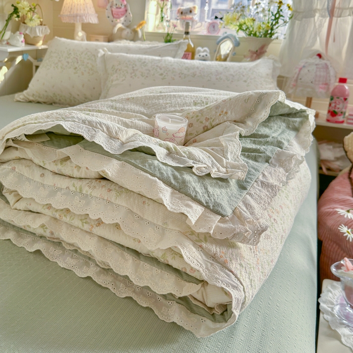 91家纺网 家纺一手货源 找家纺 贝扬思家纺 2026新款泡芙纱全棉蕾丝花边夏被-花笺系列（甜系花边撞入梦境，软乎乎的质感，治愈所有疲惫） 花笺-浅夏花信