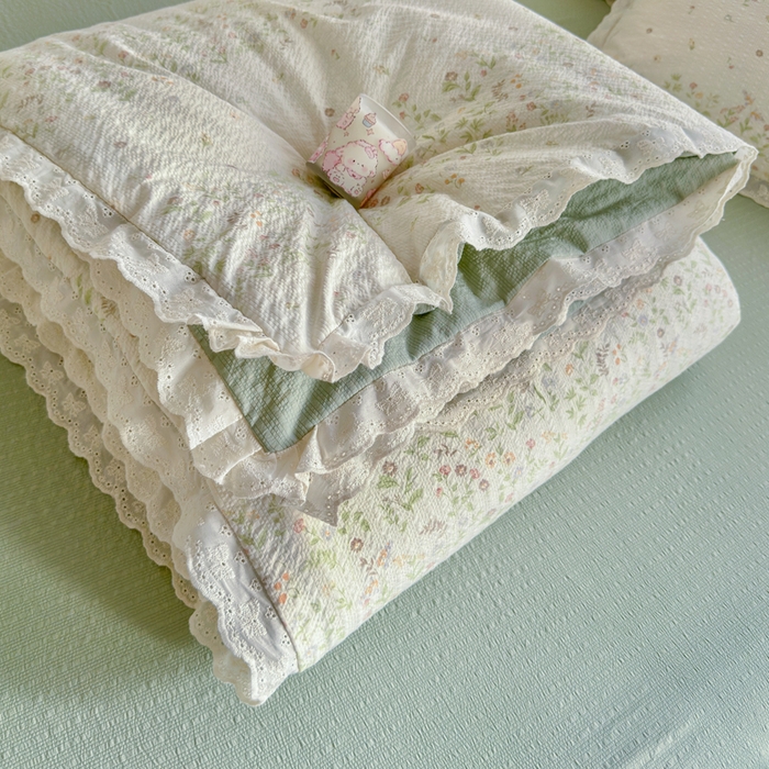 91家纺网 家纺一手货源 找家纺 贝扬思家纺 2026新款泡芙纱全棉蕾丝花边夏被-花笺系列（甜系花边撞入梦境，软乎乎的质感，治愈所有疲惫） 花笺-浅夏花信