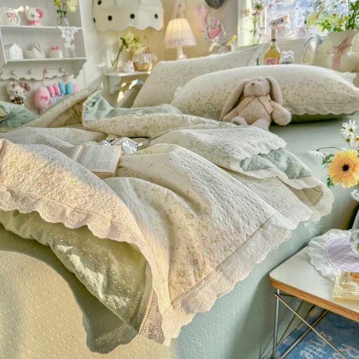 91家纺网 家纺一手货源 找家纺 贝扬思家纺 2026新款泡芙纱全棉蕾丝花边夏被-花笺系列（甜系花边撞入梦境，软乎乎的质感，治愈所有疲惫） 花笺-浅夏花信