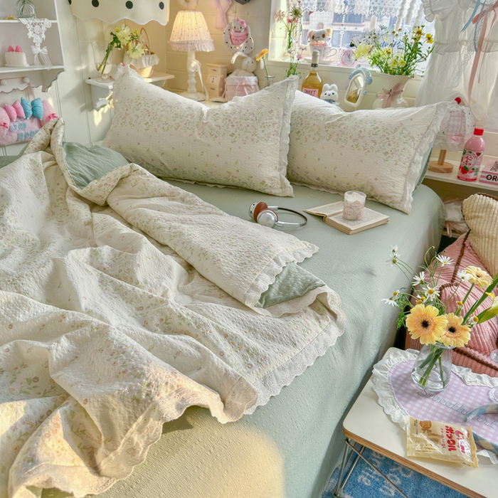 91家纺网 家纺一手货源 找家纺 贝扬思家纺 2026新款泡芙纱全棉蕾丝花边夏被-花笺系列（甜系花边撞入梦境，软乎乎的质感，治愈所有疲惫） 花笺-浅夏花信