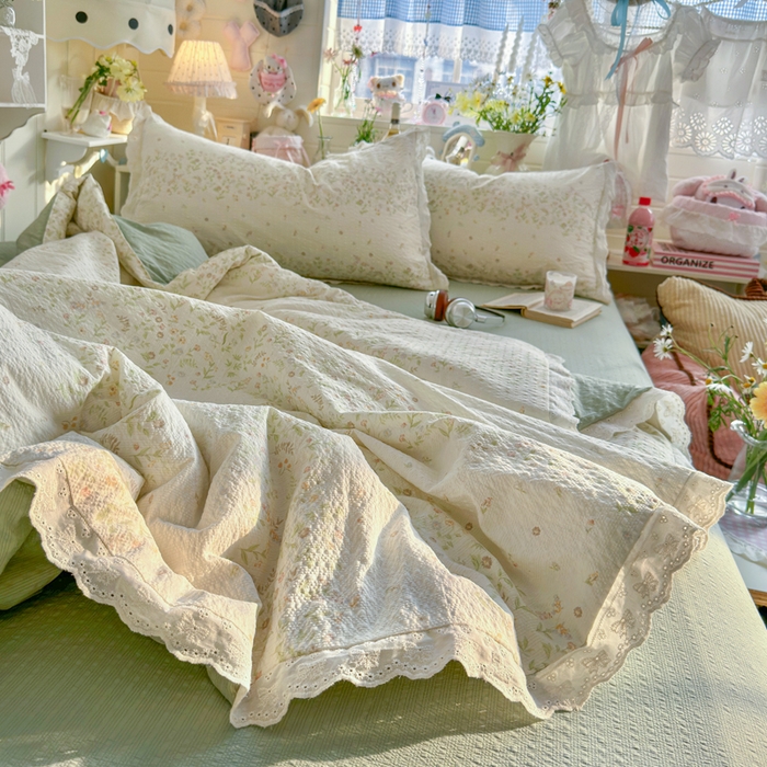 91家纺网 家纺一手货源 找家纺 贝扬思家纺 2026新款泡芙纱全棉蕾丝花边夏被-花笺系列（甜系花边撞入梦境，软乎乎的质感，治愈所有疲惫） 花笺-浅夏花信