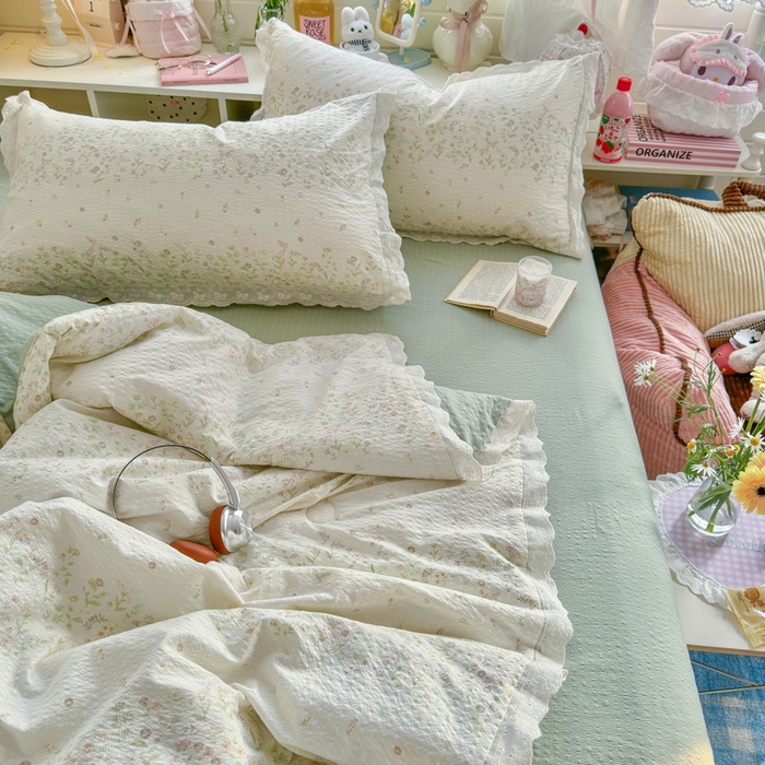 91家纺网 家纺一手货源 找家纺 贝扬思家纺 2026新款泡芙纱全棉蕾丝花边夏被-花笺系列（甜系花边撞入梦境，软乎乎的质感，治愈所有疲惫） 花笺-浅夏花信