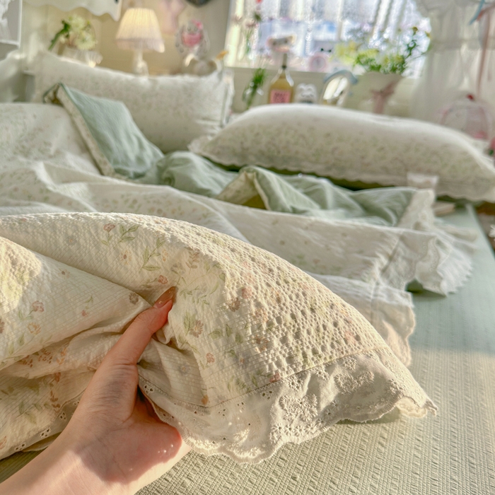 91家纺网 家纺一手货源 找家纺 贝扬思家纺 2026新款泡芙纱全棉蕾丝花边夏被-花笺系列（甜系花边撞入梦境，软乎乎的质感，治愈所有疲惫） 花笺-浅夏花信