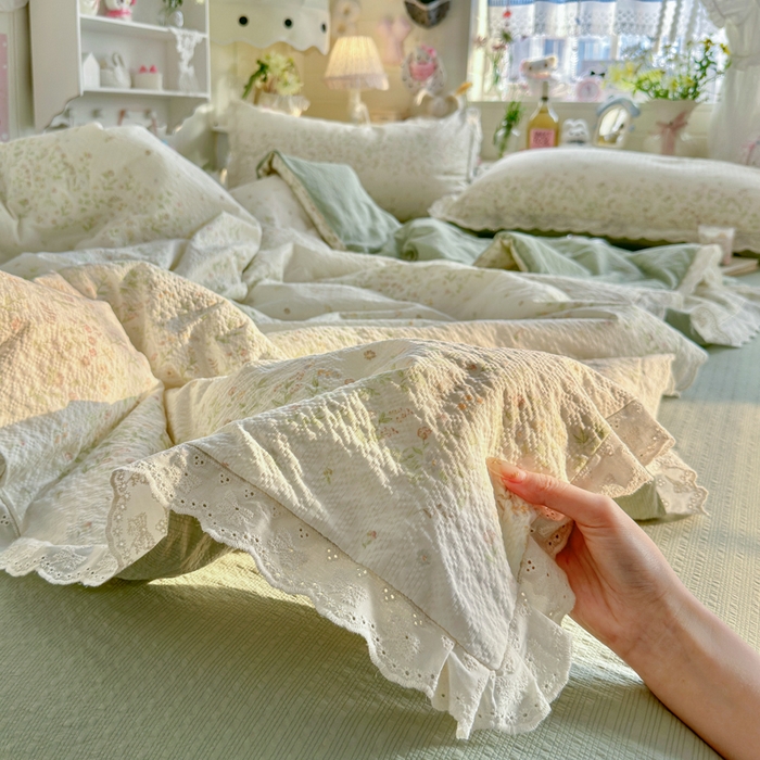 91家纺网 家纺一手货源 找家纺 贝扬思家纺 2026新款泡芙纱全棉蕾丝花边夏被-花笺系列（甜系花边撞入梦境，软乎乎的质感，治愈所有疲惫） 花笺-浅夏花信