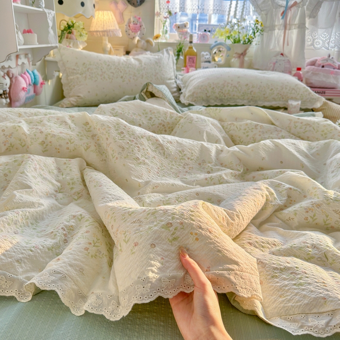 91家纺网 家纺一手货源 找家纺 贝扬思家纺 2026新款泡芙纱全棉蕾丝花边夏被-花笺系列（甜系花边撞入梦境，软乎乎的质感，治愈所有疲惫） 花笺-浅夏花信