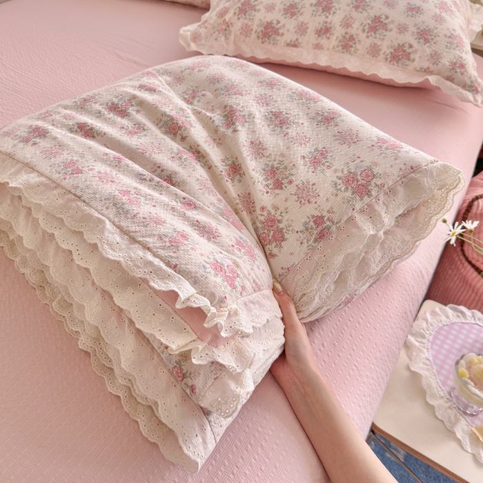 91家纺网 家纺一手货源 找家纺 贝扬思家纺 2026新款泡芙纱全棉蕾丝花边夏被-花笺系列（甜系花边撞入梦境，软乎乎的质感，治愈所有疲惫） 花笺-日光漫游