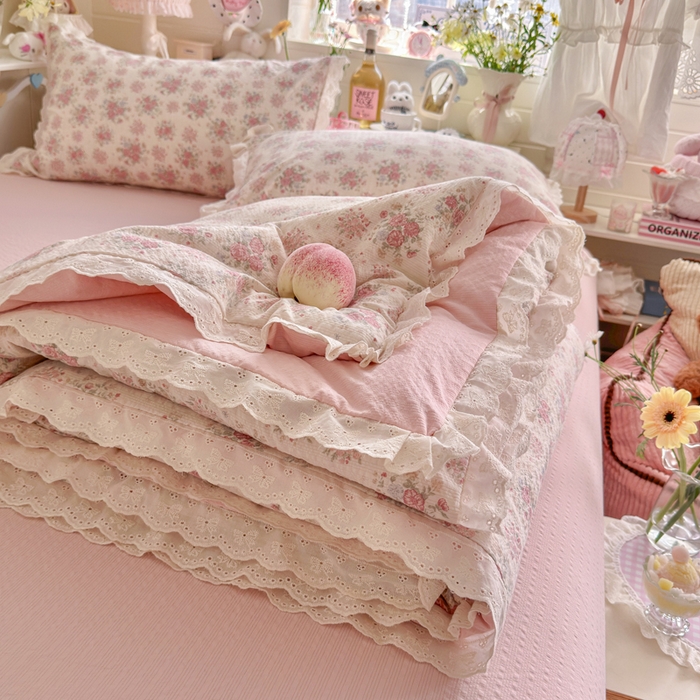 91家纺网 家纺一手货源 找家纺 贝扬思家纺 2026新款泡芙纱全棉蕾丝花边夏被-花笺系列（甜系花边撞入梦境，软乎乎的质感，治愈所有疲惫） 花笺-日光漫游