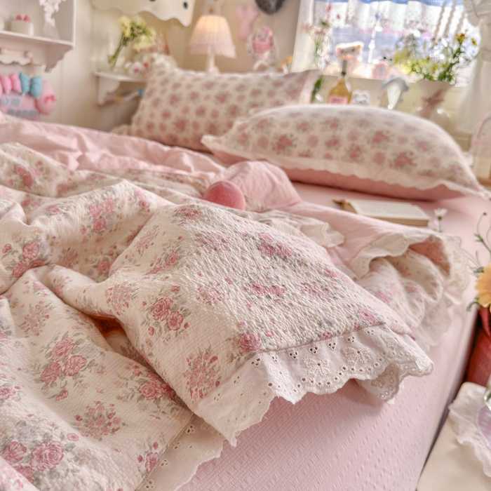 91家纺网 家纺一手货源 找家纺 贝扬思家纺 2026新款泡芙纱全棉蕾丝花边夏被-花笺系列（甜系花边撞入梦境，软乎乎的质感，治愈所有疲惫） 花笺-日光漫游