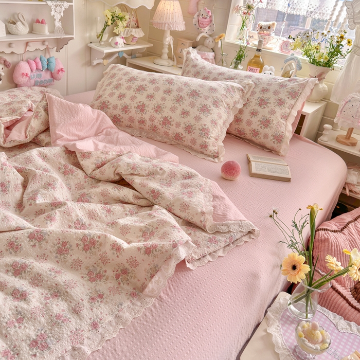 91家纺网 家纺一手货源 找家纺 贝扬思家纺 2026新款泡芙纱全棉蕾丝花边夏被-花笺系列（甜系花边撞入梦境，软乎乎的质感，治愈所有疲惫） 花笺-日光漫游