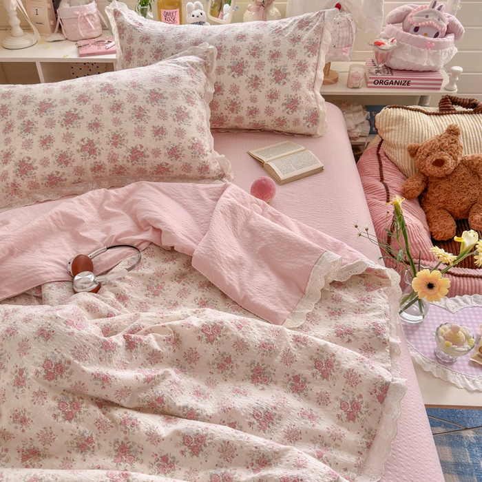 91家纺网 家纺一手货源 找家纺 贝扬思家纺 2026新款泡芙纱全棉蕾丝花边夏被-花笺系列（甜系花边撞入梦境，软乎乎的质感，治愈所有疲惫） 花笺-日光漫游