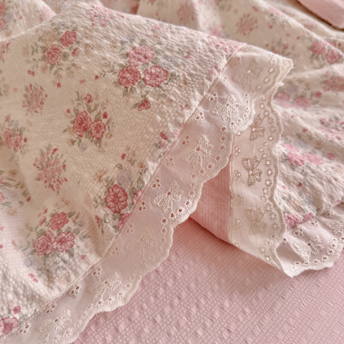 91家纺网 家纺一手货源 找家纺 贝扬思家纺 2026新款泡芙纱全棉蕾丝花边夏被-花笺系列（甜系花边撞入梦境，软乎乎的质感，治愈所有疲惫） 花笺-日光漫游