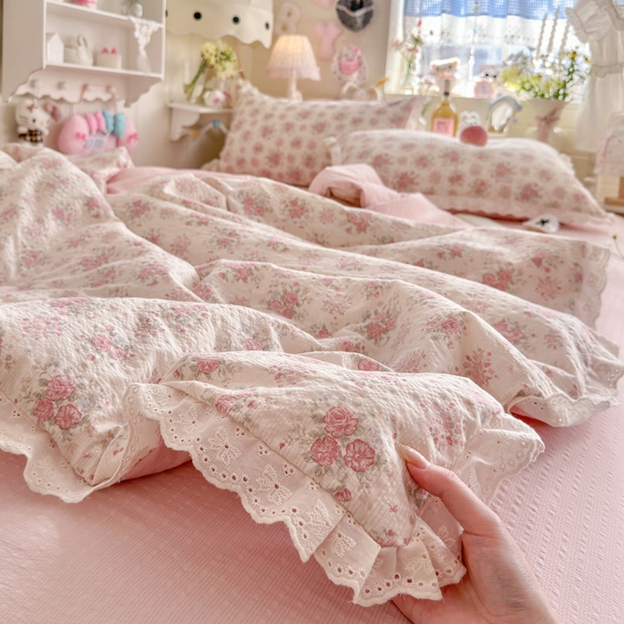91家纺网 家纺一手货源 找家纺 贝扬思家纺 2026新款泡芙纱全棉蕾丝花边夏被-花笺系列（甜系花边撞入梦境，软乎乎的质感，治愈所有疲惫） 花笺-日光漫游