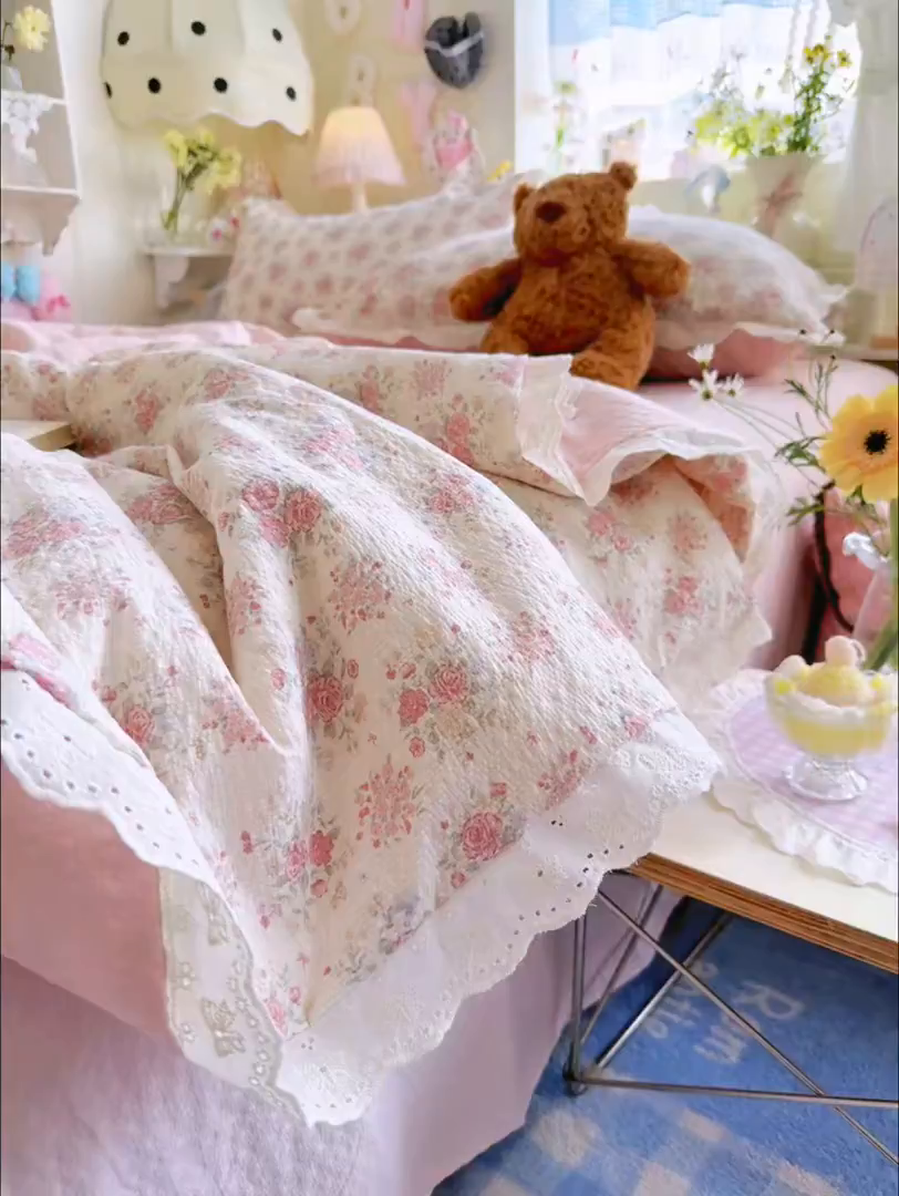 91家纺网 家纺一手货源 找家纺 贝扬思家纺 2026新款泡芙纱全棉蕾丝花边夏被-花笺系列（甜系花边撞入梦境，软乎乎的质感，治愈所有疲惫） 花笺-日光漫游