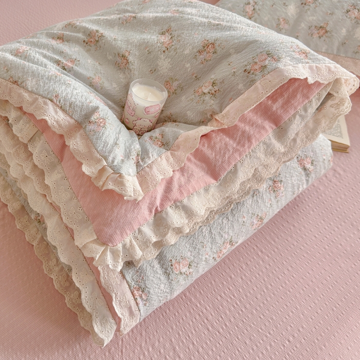 91家纺网 家纺一手货源 找家纺 贝扬思家纺 2026新款泡芙纱全棉蕾丝花边夏被-花笺系列（甜系花边撞入梦境，软乎乎的质感，治愈所有疲惫） 花笺-柔诗意