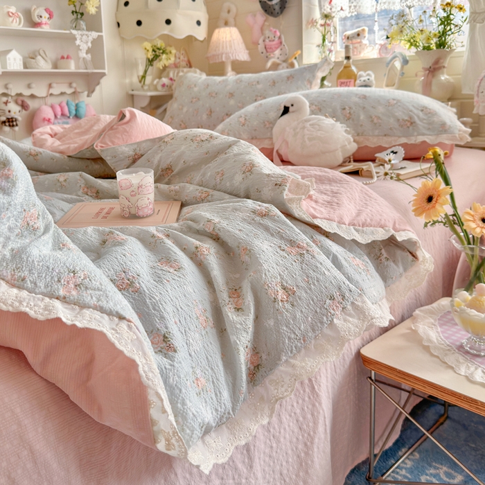 91家纺网 家纺一手货源 找家纺 贝扬思家纺 2026新款泡芙纱全棉蕾丝花边夏被-花笺系列（甜系花边撞入梦境，软乎乎的质感，治愈所有疲惫） 花笺-柔诗意