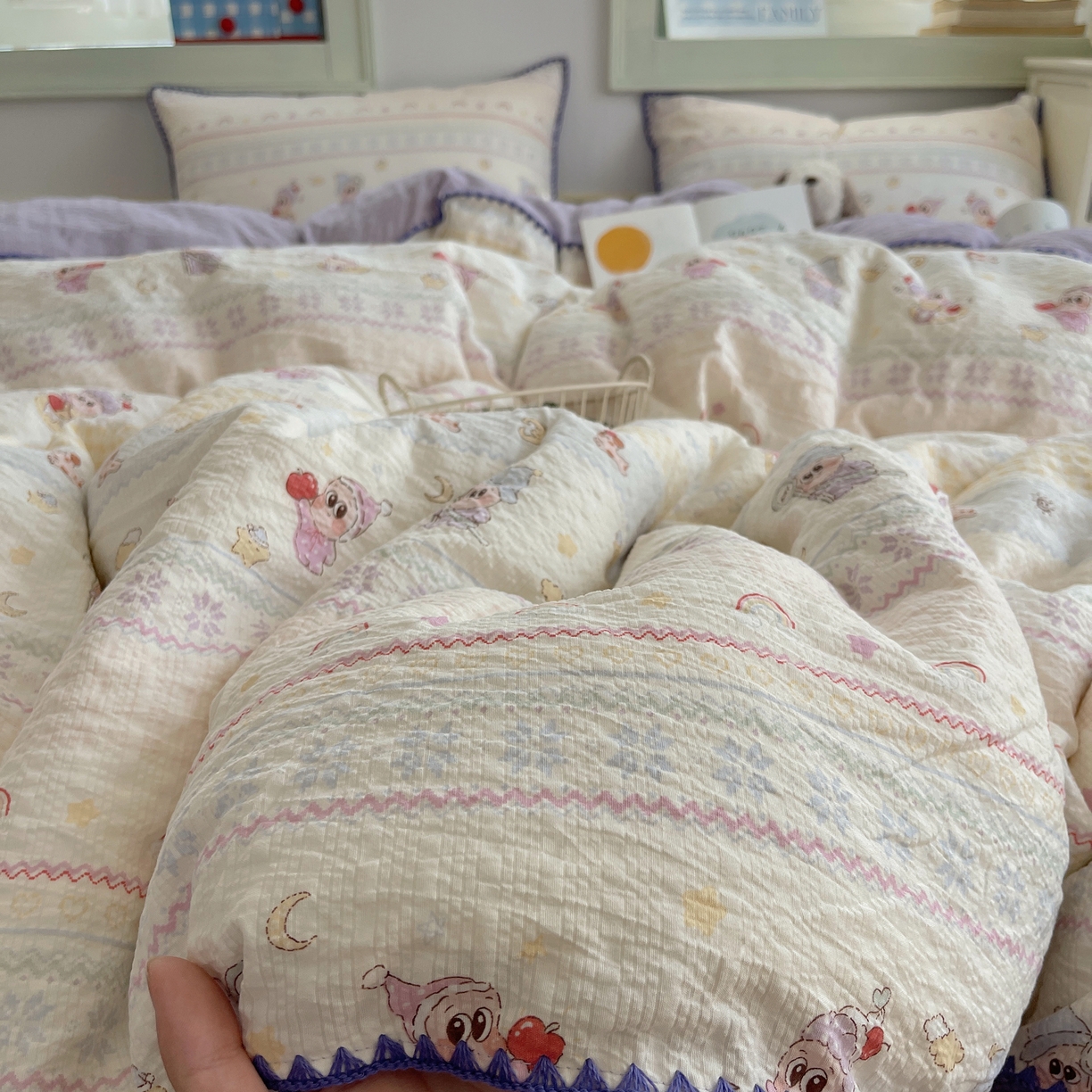 91家纺网 家纺一手货源 找家纺 凯洛奇 2026春夏新款A类高品质泡芙纱贝壳边四件套 星梦精灵