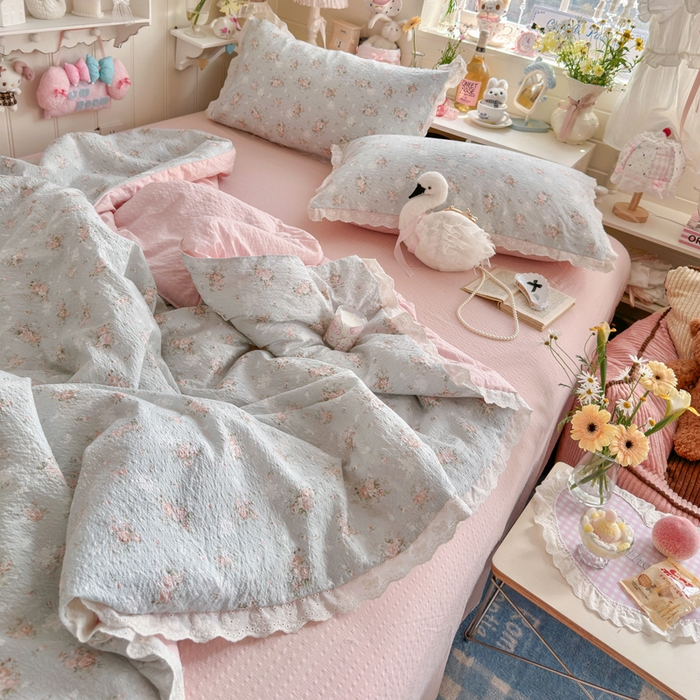 91家纺网 家纺一手货源 找家纺 贝扬思家纺 2026新款泡芙纱全棉蕾丝花边夏被-花笺系列（甜系花边撞入梦境，软乎乎的质感，治愈所有疲惫） 花笺-柔诗意