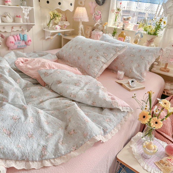 91家纺网 家纺一手货源 找家纺 贝扬思家纺 2026新款泡芙纱全棉蕾丝花边夏被-花笺系列（甜系花边撞入梦境，软乎乎的质感，治愈所有疲惫） 花笺-柔诗意