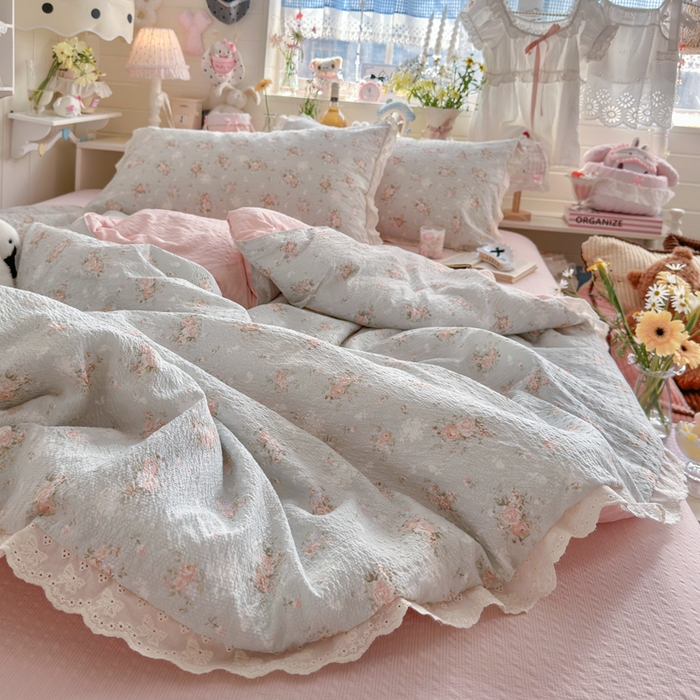 91家纺网 家纺一手货源 找家纺 贝扬思家纺 2026新款泡芙纱全棉蕾丝花边夏被-花笺系列（甜系花边撞入梦境，软乎乎的质感，治愈所有疲惫） 花笺-柔诗意