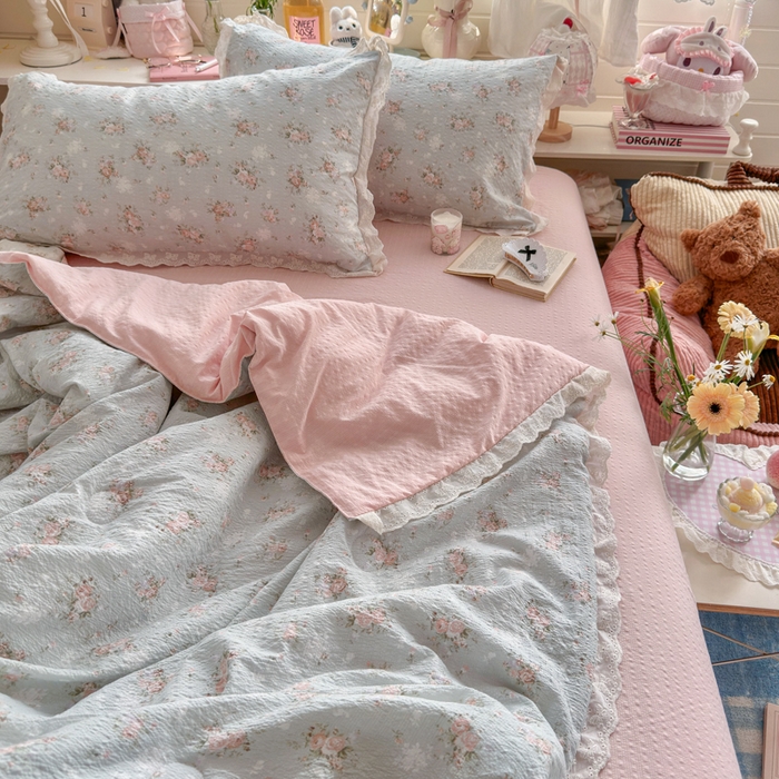 91家纺网 家纺一手货源 找家纺 贝扬思家纺 2026新款泡芙纱全棉蕾丝花边夏被-花笺系列（甜系花边撞入梦境，软乎乎的质感，治愈所有疲惫） 花笺-柔诗意