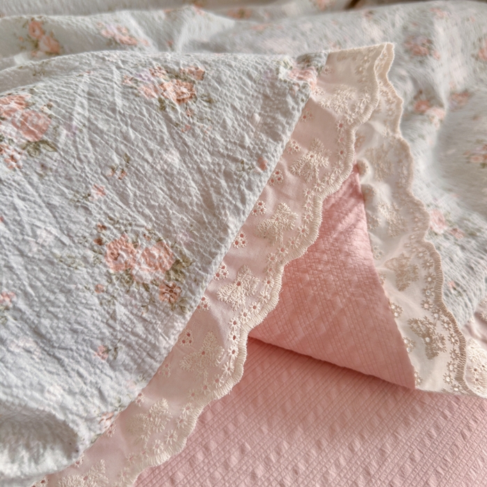 91家纺网 家纺一手货源 找家纺 贝扬思家纺 2026新款泡芙纱全棉蕾丝花边夏被-花笺系列（甜系花边撞入梦境，软乎乎的质感，治愈所有疲惫） 花笺-柔诗意