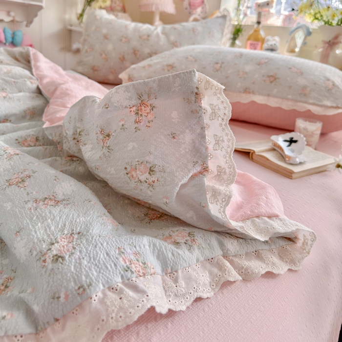 91家纺网 家纺一手货源 找家纺 贝扬思家纺 2026新款泡芙纱全棉蕾丝花边夏被-花笺系列（甜系花边撞入梦境，软乎乎的质感，治愈所有疲惫） 花笺-柔诗意