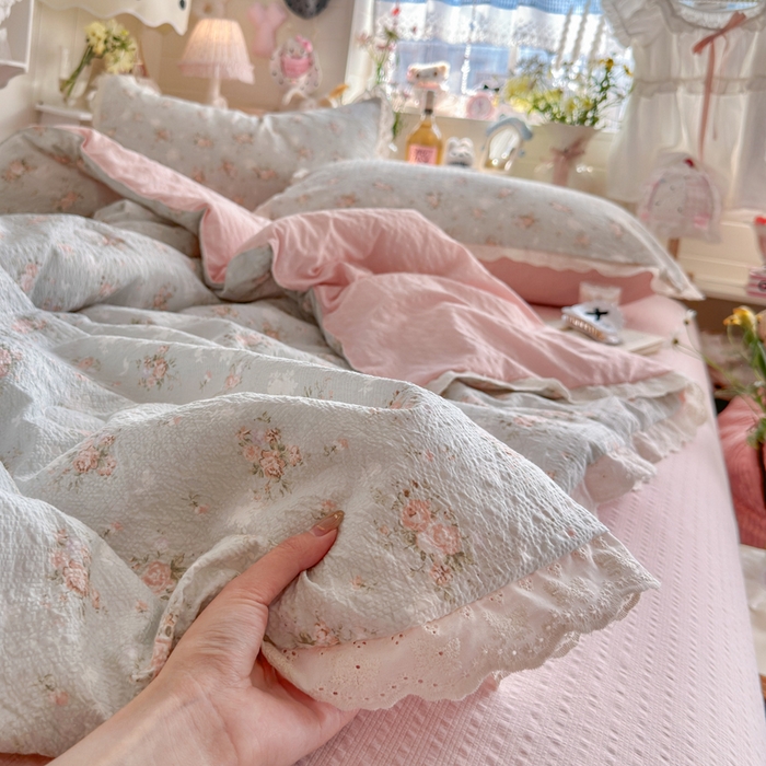 91家纺网 家纺一手货源 找家纺 贝扬思家纺 2026新款泡芙纱全棉蕾丝花边夏被-花笺系列（甜系花边撞入梦境，软乎乎的质感，治愈所有疲惫） 花笺-柔诗意