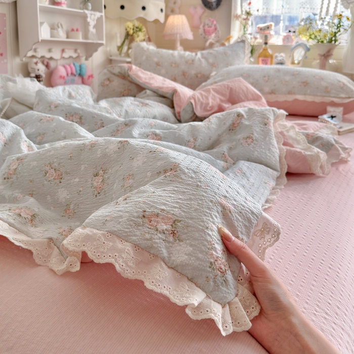 91家纺网 家纺一手货源 找家纺 贝扬思家纺 2026新款泡芙纱全棉蕾丝花边夏被-花笺系列（甜系花边撞入梦境，软乎乎的质感，治愈所有疲惫） 花笺-柔诗意