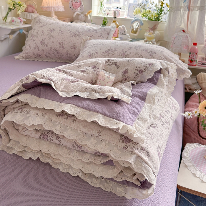 91家纺网 家纺一手货源 找家纺 贝扬思家纺 2026新款泡芙纱全棉蕾丝花边夏被-花笺系列（甜系花边撞入梦境，软乎乎的质感，治愈所有疲惫） 花笺-柔紫碎花屿