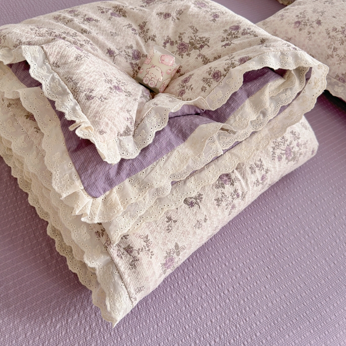 91家纺网 家纺一手货源 找家纺 贝扬思家纺 2026新款泡芙纱全棉蕾丝花边夏被-花笺系列（甜系花边撞入梦境，软乎乎的质感，治愈所有疲惫） 花笺-柔紫碎花屿