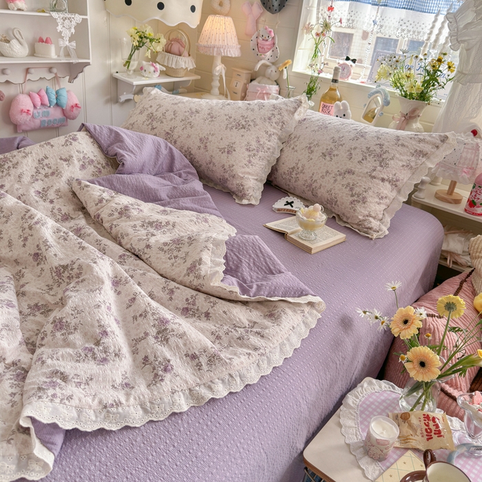 91家纺网 家纺一手货源 找家纺 贝扬思家纺 2026新款泡芙纱全棉蕾丝花边夏被-花笺系列（甜系花边撞入梦境，软乎乎的质感，治愈所有疲惫） 花笺-柔紫碎花屿