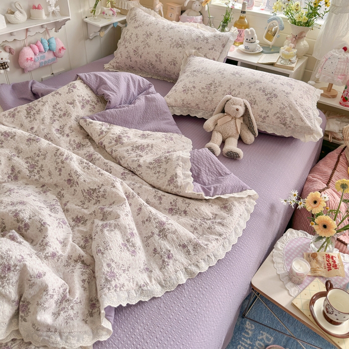 91家纺网 家纺一手货源 找家纺 贝扬思家纺 2026新款泡芙纱全棉蕾丝花边夏被-花笺系列（甜系花边撞入梦境，软乎乎的质感，治愈所有疲惫） 花笺-柔紫碎花屿