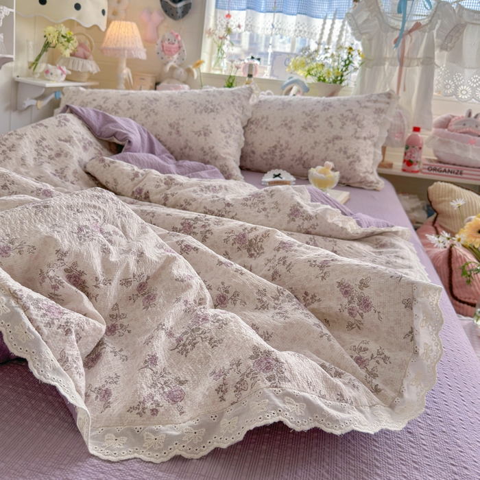 91家纺网 家纺一手货源 找家纺 贝扬思家纺 2026新款泡芙纱全棉蕾丝花边夏被-花笺系列（甜系花边撞入梦境，软乎乎的质感，治愈所有疲惫） 花笺-柔紫碎花屿